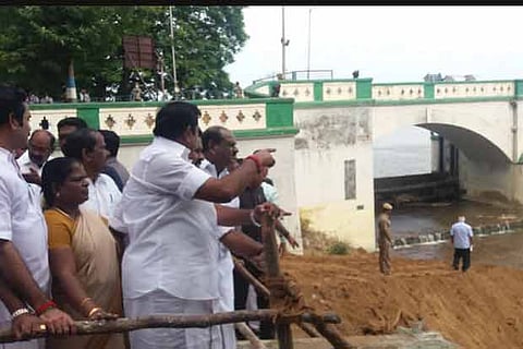 CM along with officials, inspects the Mukkombu regulator in Tiruchy
