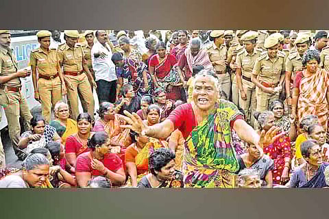 Fisherfolk protest against Corporation?s move to remove their shops