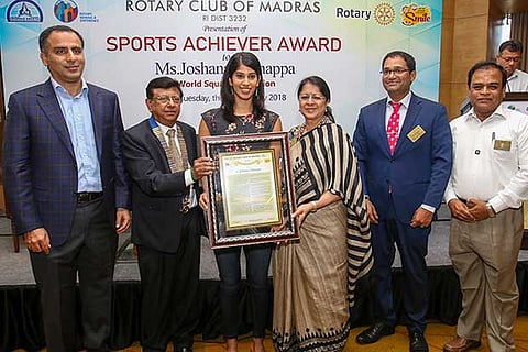 Joshna Chinappa with the award