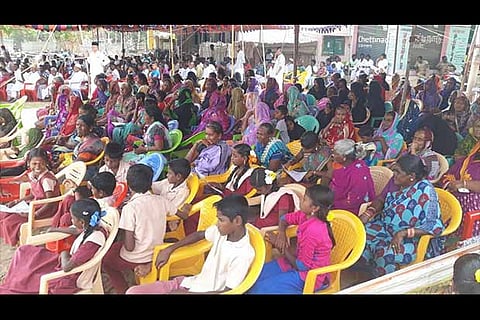 School students along with others observe fast against shrimp farms (Photo: Bala)