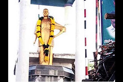 Miscreants ‘unveil’ Kamaraj statue before due date in Devikapuram