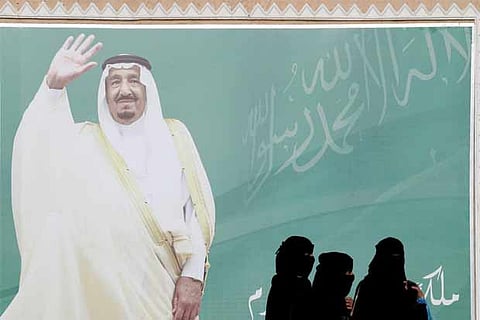 As US pushes for Mideast peace, Saudi king reassures allies