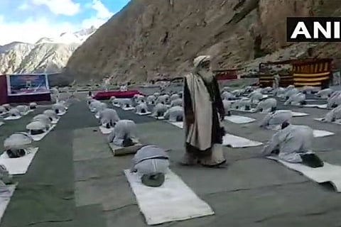 Sadhguru Jaggi Vasudev conducting Yoga session for the Indian Army at Siachen base camp