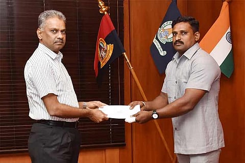 CoP Viswanathan rewards D Sivalingam on Sunday