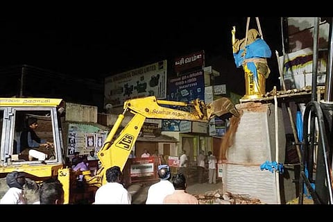 Officials remove the Jayalalithaa?s statue in Tiruvannamalai