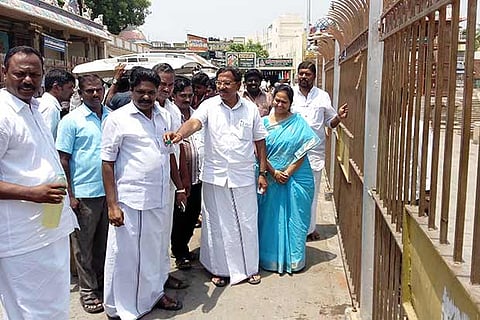 Ma Foi Pandiarajan at Mahamaham tank in Kumbakonam on Thursday