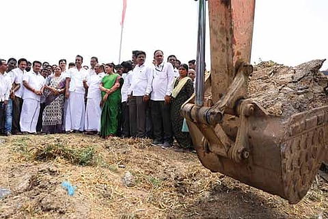 Minister Velumani flagged off the restoration work of the Villivakkam Lake