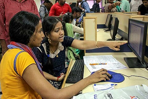 Students enrol online for Tamil Nadu Engineering Admission at a Centre (File photo)