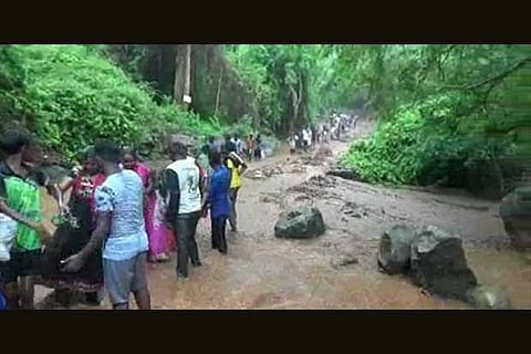 Human chain helps 150 escape Salem flash flood