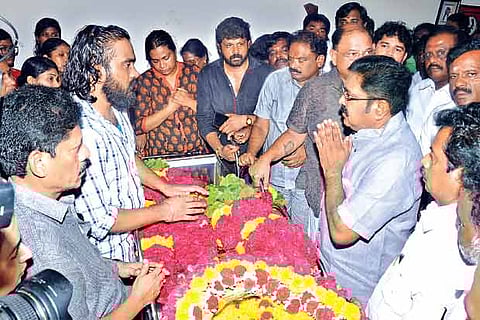 AMMK deputy general secretary TTV Dhinakaran paying his respects to the Parithi Ilamvazuthi