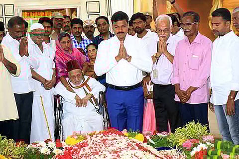 Ramanathapuram Collector along with the family members of APJ Abdul Kalam paying tributes at his memorial