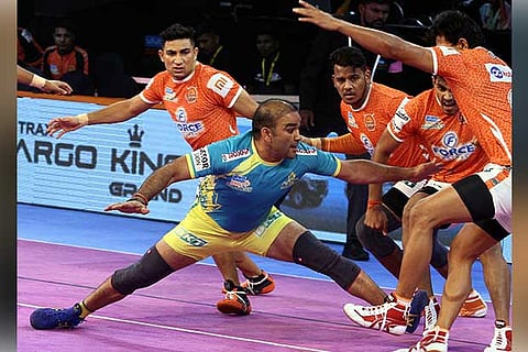 Thalaivas Jasvir attempts to make a raid against Puneri inter-zone challenge of the PKL Season 6