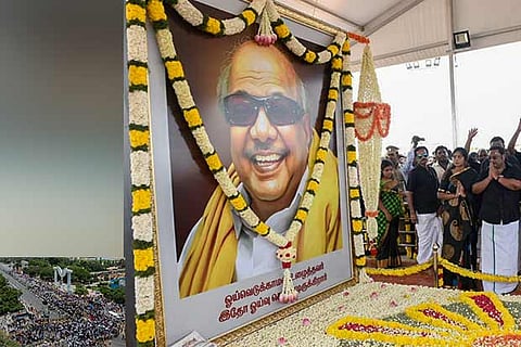 Alagiri, his daughter and son pay homage to Karunanidhi,(Inset: Supporters of Alagiri throng the Anna memorial
