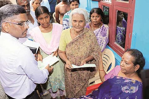 Retired High Court judge Aruna Jagadeesan enquiring with the kin of Thoothukudi firing victims
