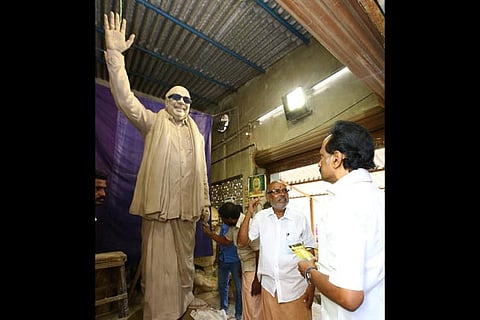 MK Stalin inspects the statue of Dravidian patriarch being readied by Deenadayalan in Tiruvallur