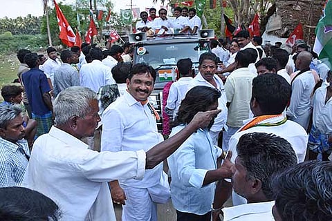 An elderly Congress cadre Mookan arguing with DMK men while Tiruchy Congress candidate Su Thirunavukkarasar