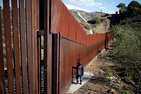 350 migrants 'break violently' into Mexico as new caravan arrives