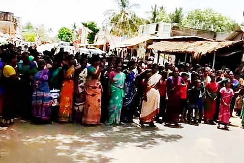 Ponparappi women block Senthurai-Jayankondam Road in protest on Saturday