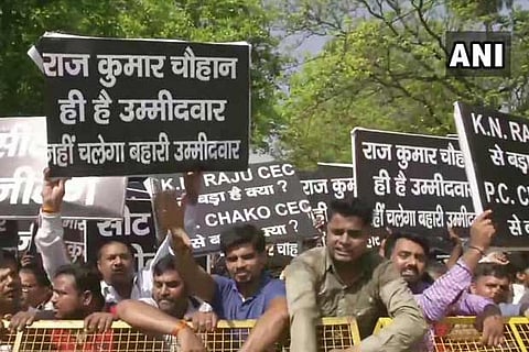Congress workers protest outside Rahul's residence