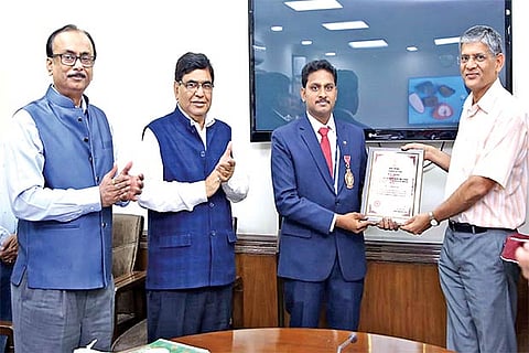 M Padmanaban (extreme right) recieves the award at a function in New Delhi