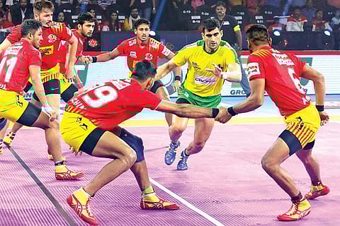 Tamil Thalaivas? Rahul Chaudhari goes for a raid against Gujarat