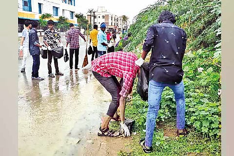 Volunteers cleaning garbage from the sides of lake in Thiruneermalai
