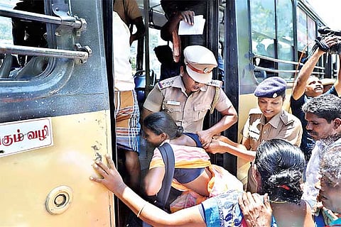 Police detaining protesters (Representative image)
