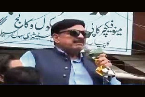 Pak minister gets electric shock while attacking Modi