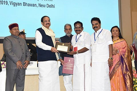 Vice President presenting the award to Sellur K Raju at a function in New Delhi on Tuesday