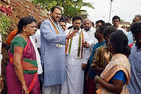 Congress leader Sanjay Dutt consoles the bereaved family members in Mettupalayam on Wednesday