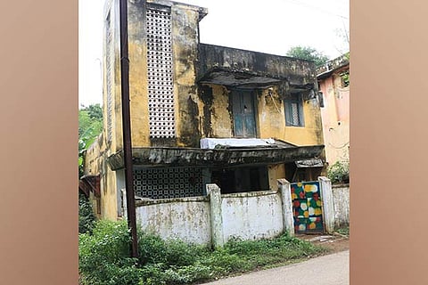 Jailed leader Sasikala?s house that has been ordered for demolishing in Thanjavur on Thursday
