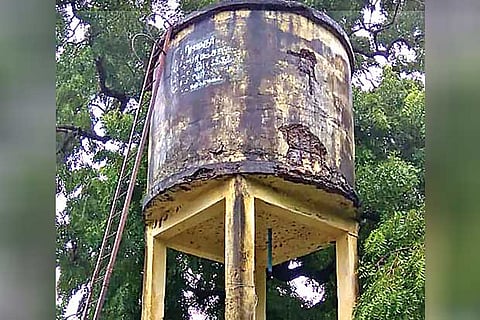 The pillars of the overhead tank in a dilapidated condition in Olaiyur