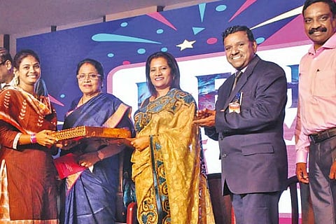 A student receives a memento from the chief guest