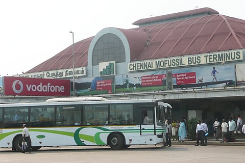 2 lose phones to snatchers in Koyambedu