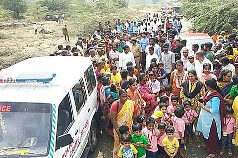 Residents are staging a protest against the polluting industries in Chettipunniyam Village a few days ago