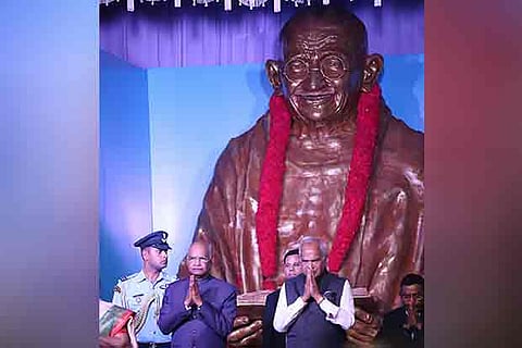 President Ram Nath Kovind and Govr Banwarilal Purohit at the event after inaugurating Mahatma Gandhi?s statue