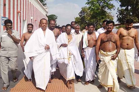 Puducherry CM V Narayanasamy at Subramaniya Swamy temple in Tiruchendur on Saturday