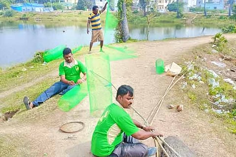Volunteers at work to give a facelift to the lake on Chennai suburbs
