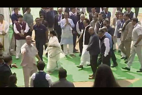 'United India' opposition rally: MK Stalin received by Mamata Banerjee