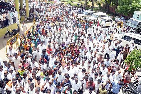 Protesters outside the Erode Collectorate demanding implementation of the drinking water scheme