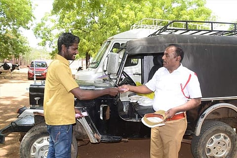 Subramanian in traffic cop?s uniform collects ?bribe? at Thoothukudi Collectorate