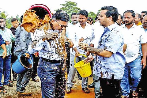 Nitesh Rane and supporters pouring mud on the engineer
