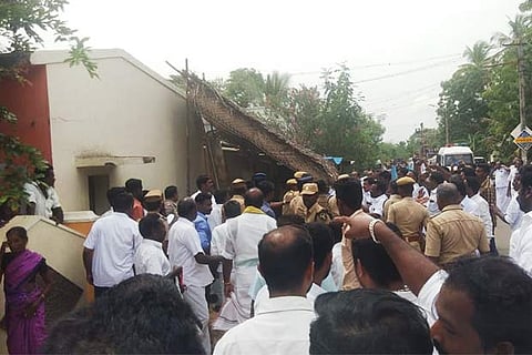 Police trying to control the siutation at Kumbakonam on Saturday