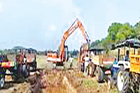 Alleging scam by officials, ryots insist on desilting lake