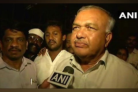 Ahead of floor test, rebel K'taka MLA pledges support to HDK govt, withdraws resignation