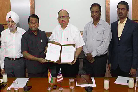 Dignitaries exchanging the MoU at VIT university on Thursday