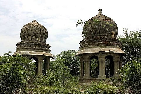 Tombs of Raja Desingh and his wife Rabibai in a dilapidated condition