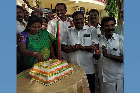 BJP state president Tamilisai cutting a cake at Thoothukudi airport on the occasion of her 58th birthday