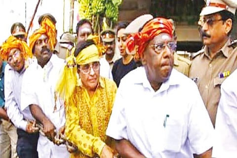 L-G KIran Bedi and CM Narayanasamy pull a temple car in Puducherry (File photo)