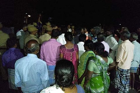CPM cadre and relatives of the deceased stage a protest on Tirunelveli-Madurai highway